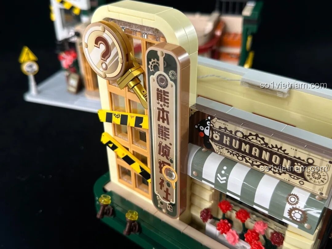 Mặt sau của inbrixx 880035 Văn phòng Thám tử Kumamon với các cửa sổ và kiến trúc đơn giản nhưng tinh tế.