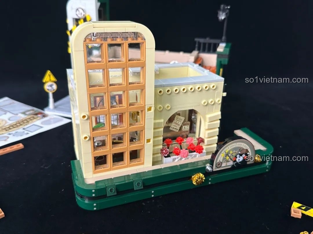 Mặt sau của minifigure Kumamon thám tử trong inbrixx 880035 Văn phòng Thám tử Kumamon, thể hiện chi tiết trang phục.