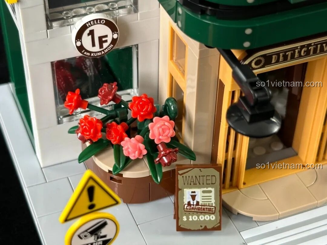 Góc nhìn từ trên xuống của nội thất tầng trên inbrixx 880035 Văn phòng Thám tử Kumamon, thể hiện bố cục không gian.