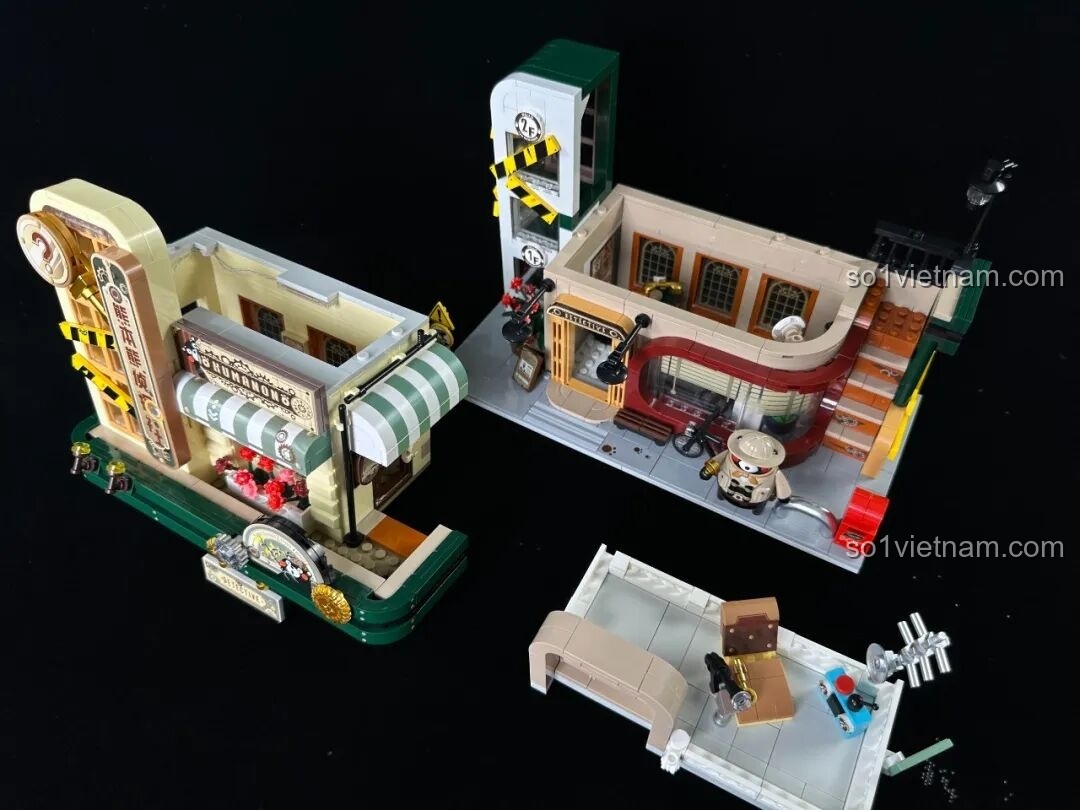 Nội thất tầng trên của inbrixx 880035 Văn phòng Thám tử Kumamon với ghế sofa, bàn cờ và các vật dụng trang trí.