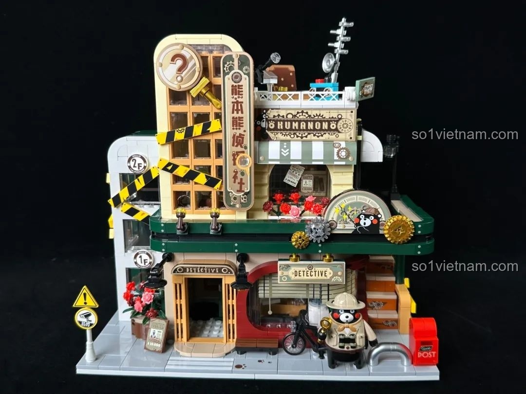 Nội thất tầng trệt của inbrixx 880035 Văn phòng Thám tử Kumamon nhìn từ trên xuống, với các vật dụng được sắp xếp gọn gàng.