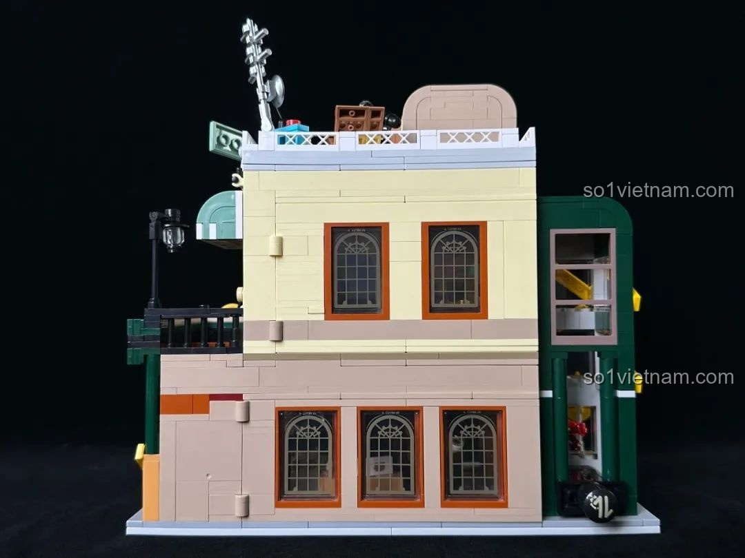 Góc nhìn từ trên xuống của nội thất tầng trệt inbrixx 880035 Văn phòng Thám tử Kumamon, thể hiện bố cục không gian.