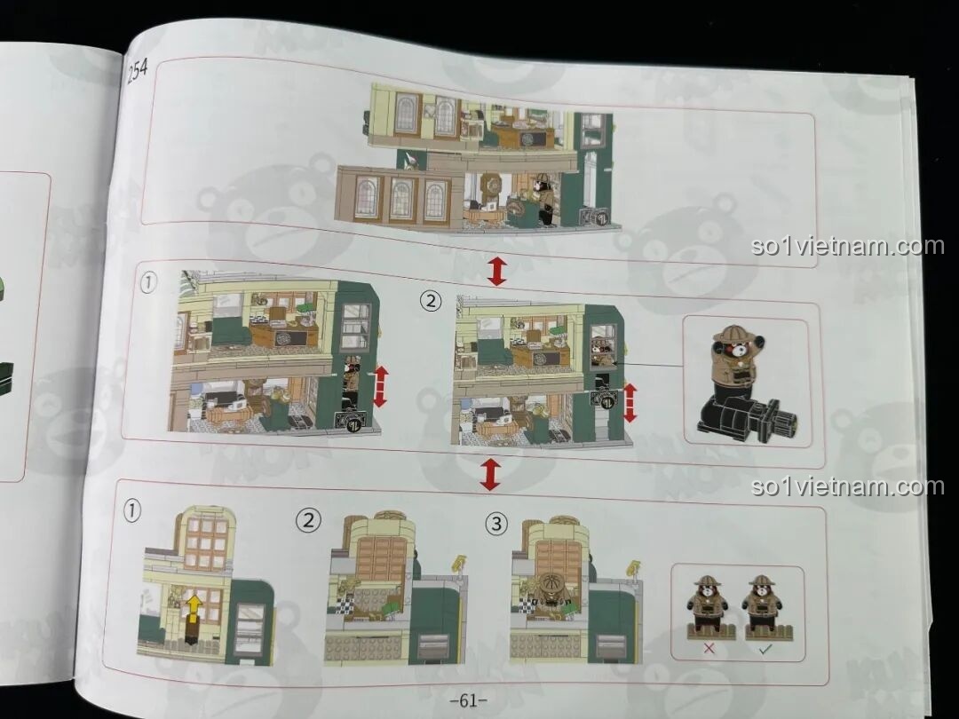 Trang sách hướng dẫn inbrixx 880035 Văn phòng Thám tử Kumamon minh họa cách lắp ráp minifigure Kumamon và các tầng mô hình.