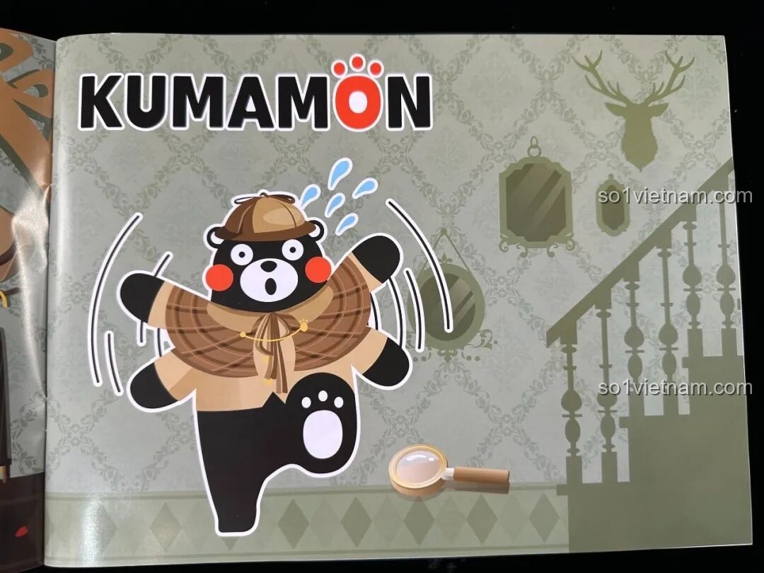 Trang sách hướng dẫn inbrixx 880035 Văn phòng Thám tử Kumamon với hình ảnh chú gấu Kumamon thám tử đang bối rối, tạo sự hài hước.
