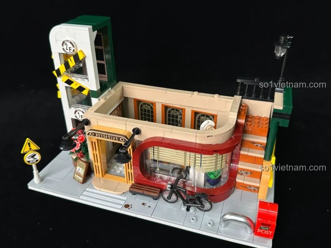 Tầng trệt của inbrixx 880035 Văn phòng Thám tử Kumamon đã hoàn thành, với các chi tiết nội thất và ngoại thất rõ ràng.