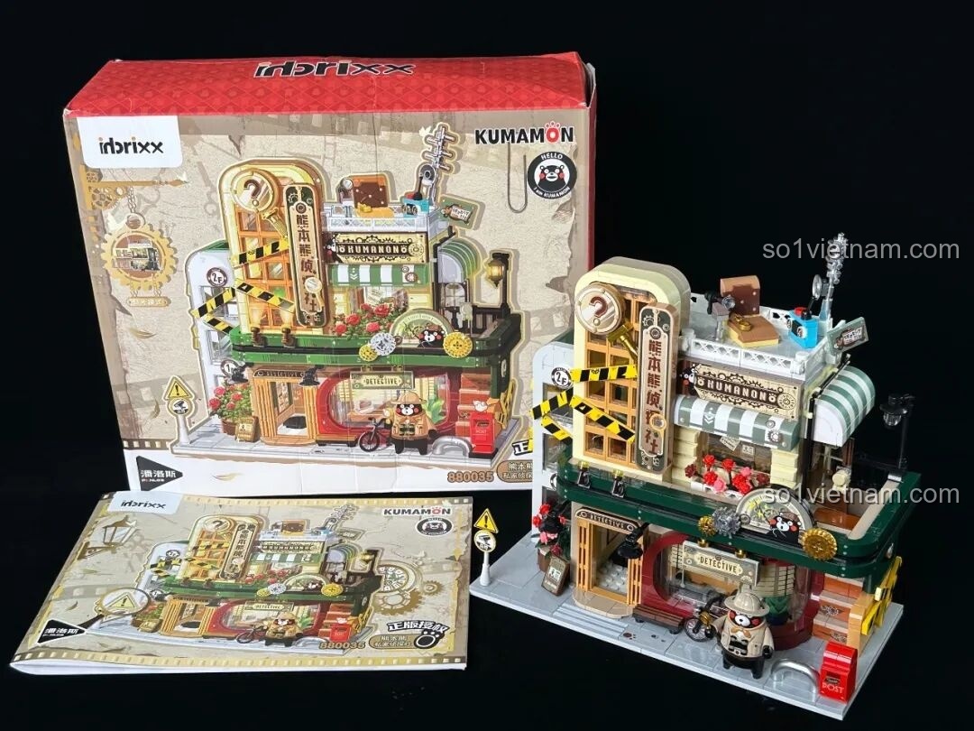 Mô hình inbrixx 880035 Văn phòng Thám tử Kumamon đã hoàn thành, đặt cạnh hộp và sách hướng dẫn, thể hiện toàn bộ sản phẩm.