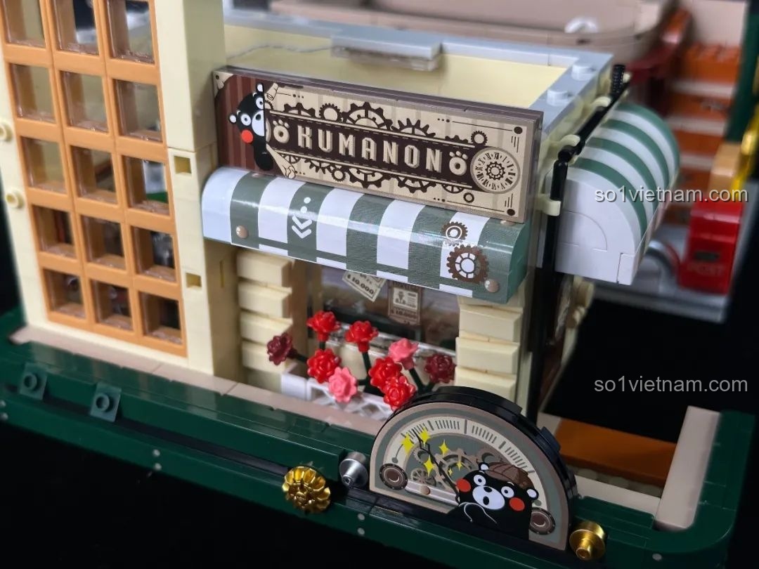 Góc nhìn tổng thể khác của inbrixx 880035 Văn phòng Thám tử Kumamon, làm nổi bật các chi tiết mặt tiền và biển hiệu.