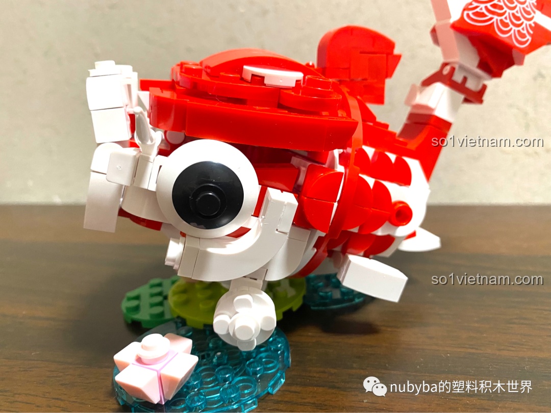 Cận cảnh chi tiết vảy cá và phần đế nước trong suốt của mô hình Cá Chép May Mắn JAKI JK20236.