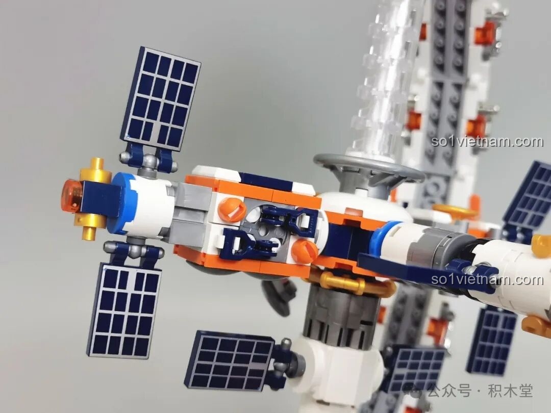 Cận cảnh một phần của trạm không gian bên trong mô hình Địa cầu Bình Minh JAKI CK003, với các chi tiết màu xanh và cam. Trải nghiệm JAKI CK003 Địa cầu 3D.