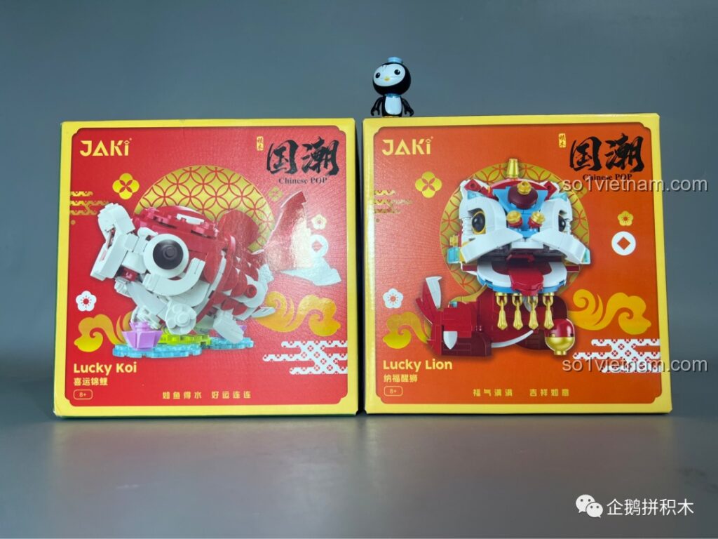 Hai hộp đồ chơi lắp ráp JAKI Sư Tử Thức Tỉnh Ban Phúc và Cá Chép May Mắn với thiết kế Quốc Triều rực rỡ, sẵn sàng cho trải nghiệm lắp ráp thú vị.