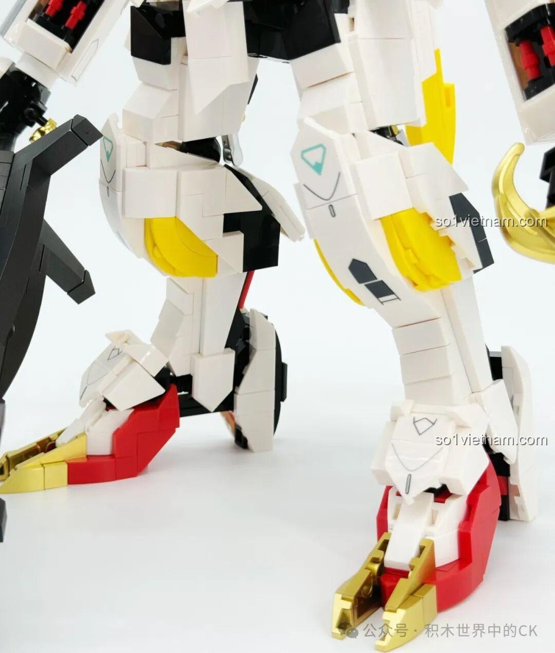 Cận cảnh phần cánh tay của JIESTAR 58196 Mô hình Gundam Barbatos Lupus Rex, với các chi tiết giáp và khớp nối.