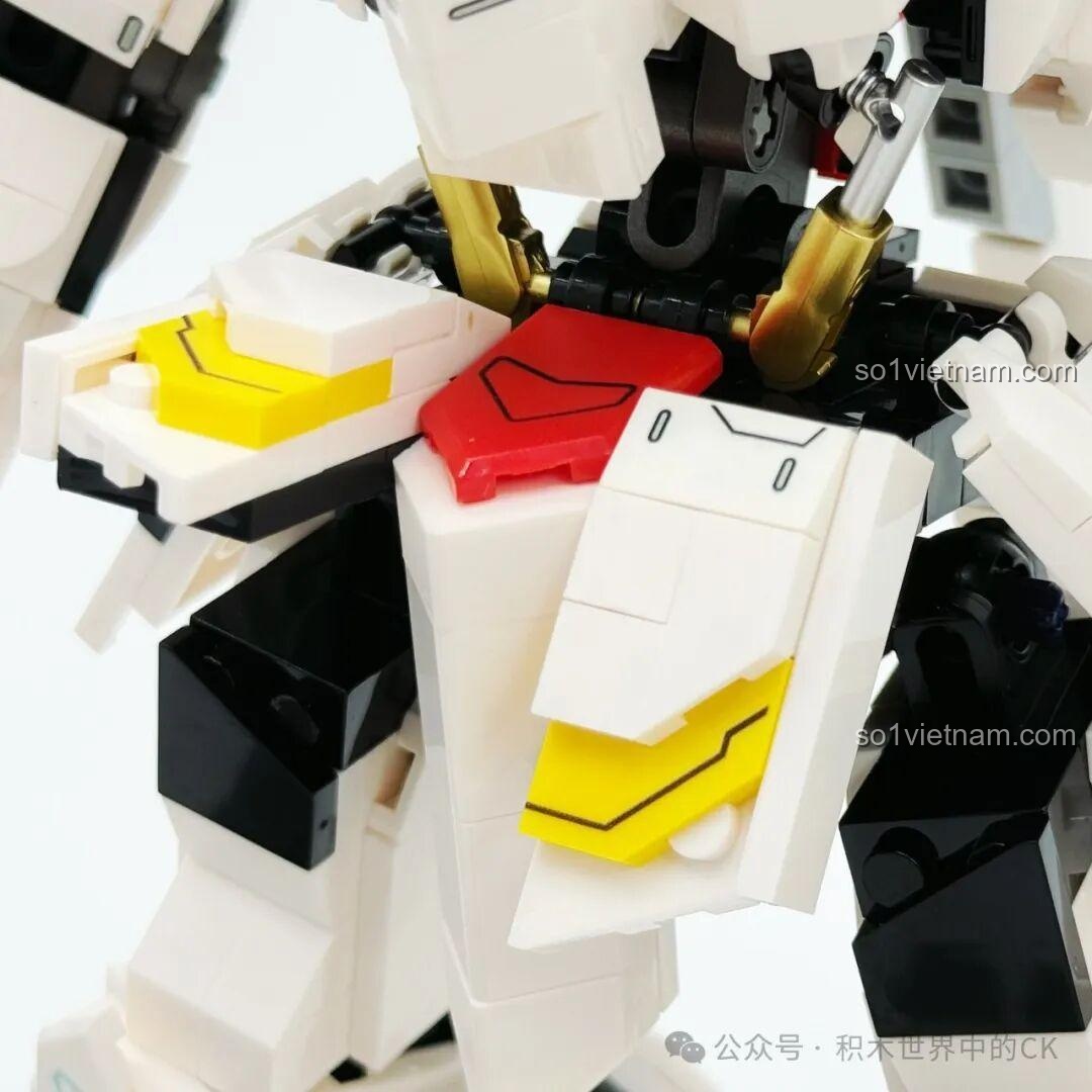 Cận cảnh phần chân của JIESTAR 58196 Mô hình Gundam Barbatos Lupus Rex, với các chi tiết giáp và móng vuốt vàng.