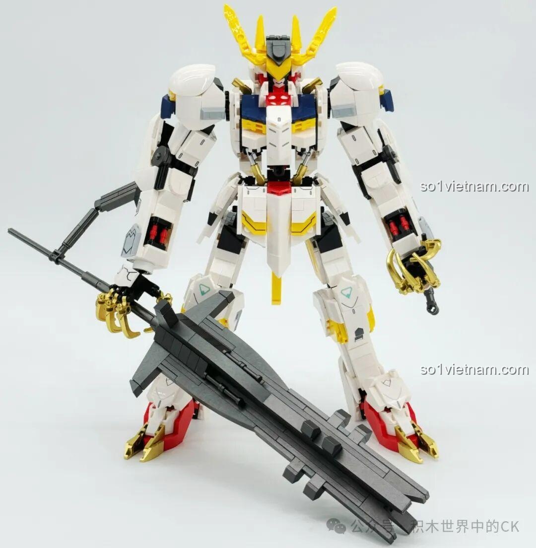 Cận cảnh phần đầu của JIESTAR 58196 Mô hình Gundam Barbatos Lupus Rex, thể hiện chi tiết vương miện vàng và mắt.