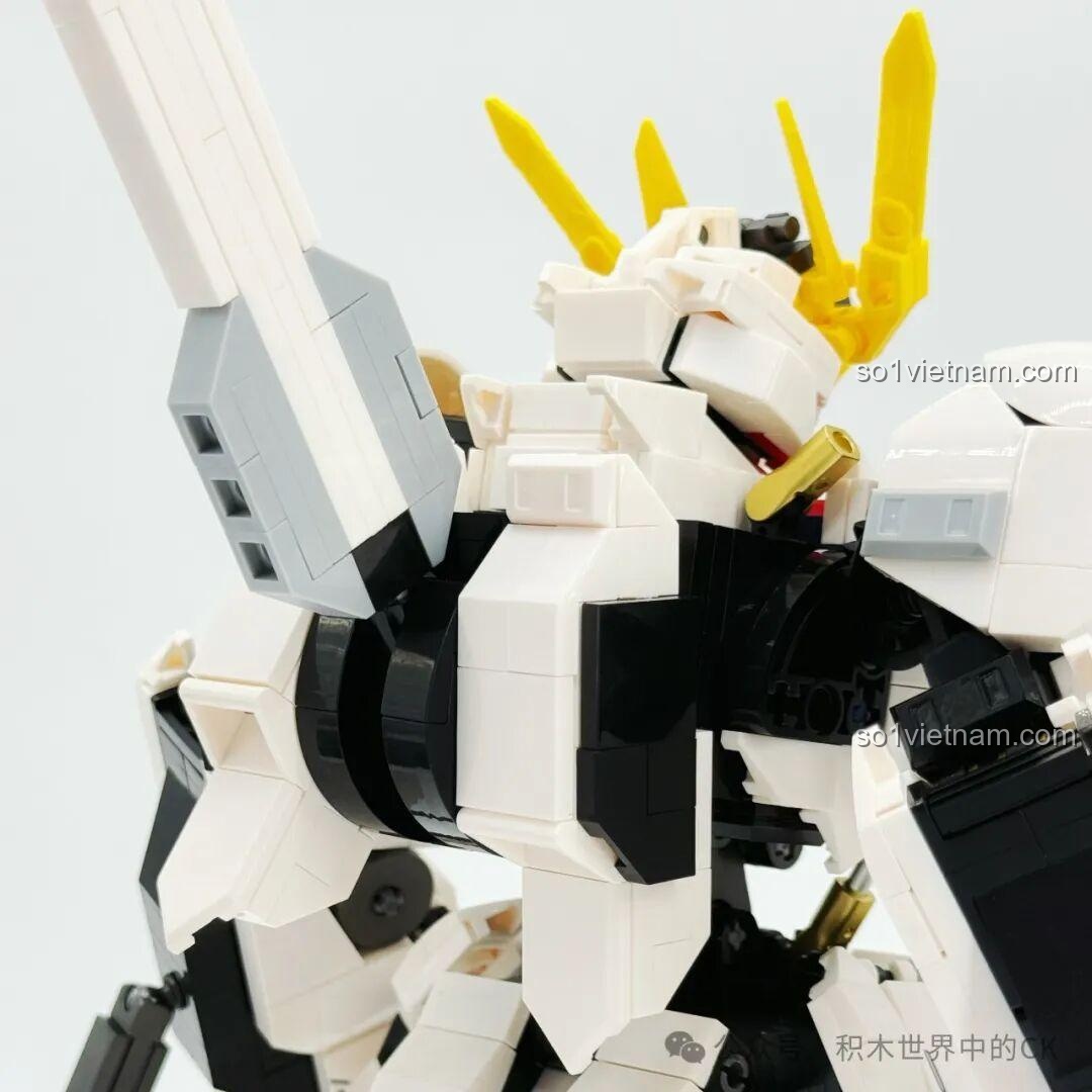 Cận cảnh phần hông của JIESTAR 58196 Mô hình Gundam Barbatos Lupus Rex, với các chi tiết giáp.