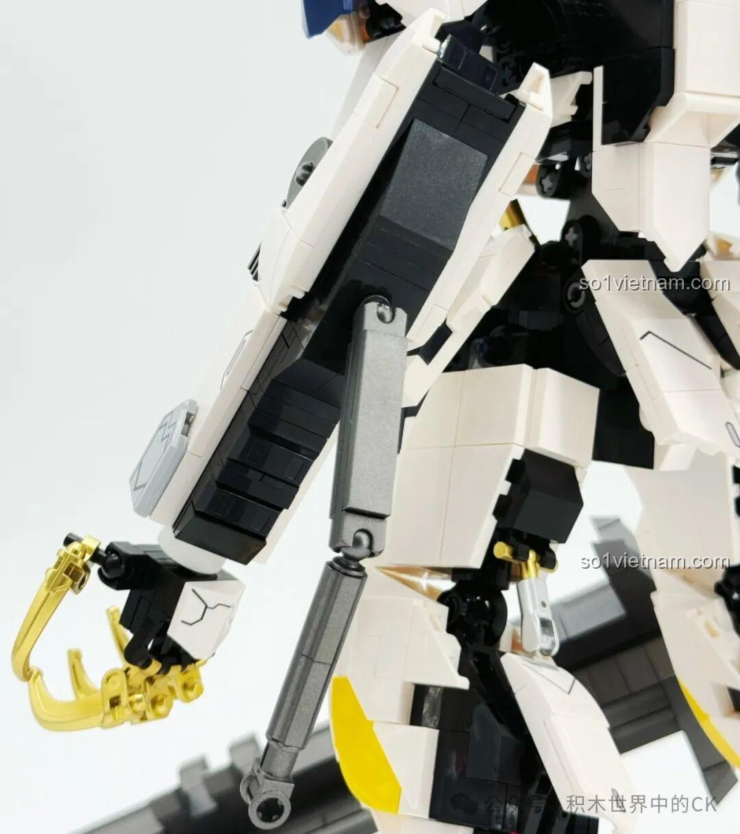 Cận cảnh phần lưng của JIESTAR 58196 Mô hình Gundam Barbatos Lupus Rex, với các chi tiết giáp và khớp nối.