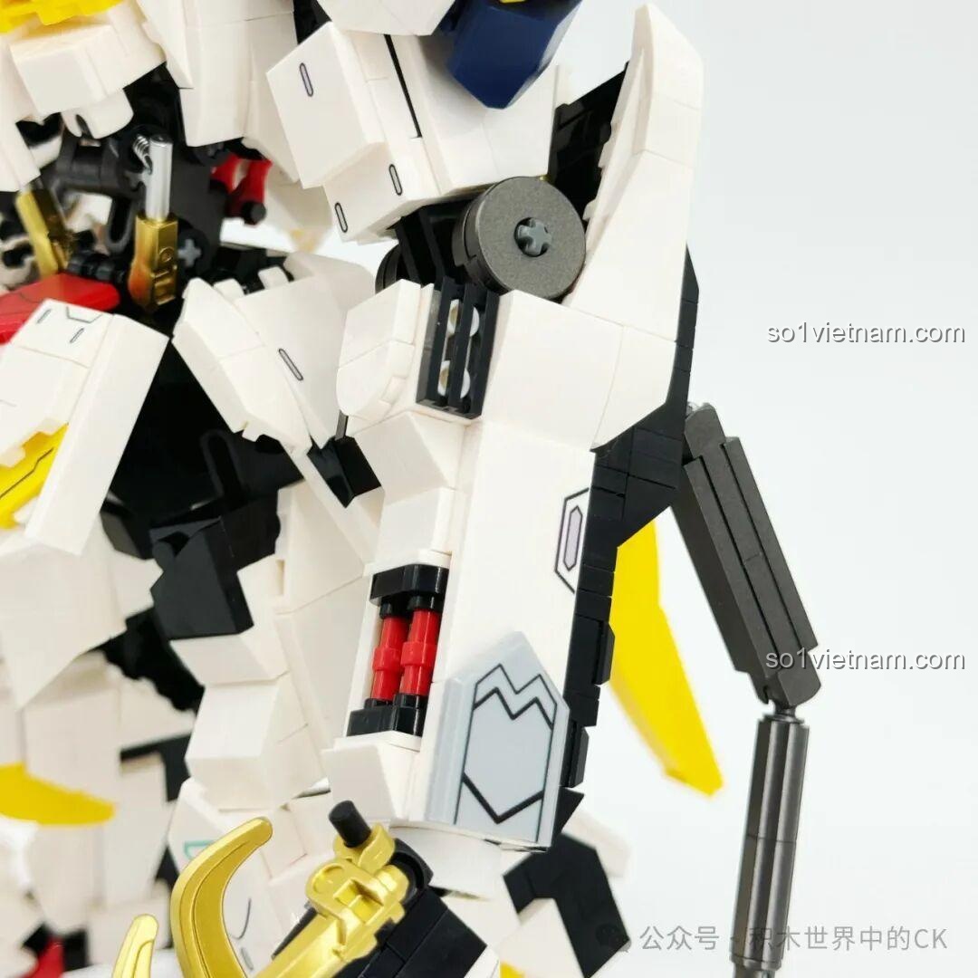 Cận cảnh móng vuốt vàng của JIESTAR 58196 Mô hình Gundam Barbatos Lupus Rex, một trong những vũ khí đặc trưng.