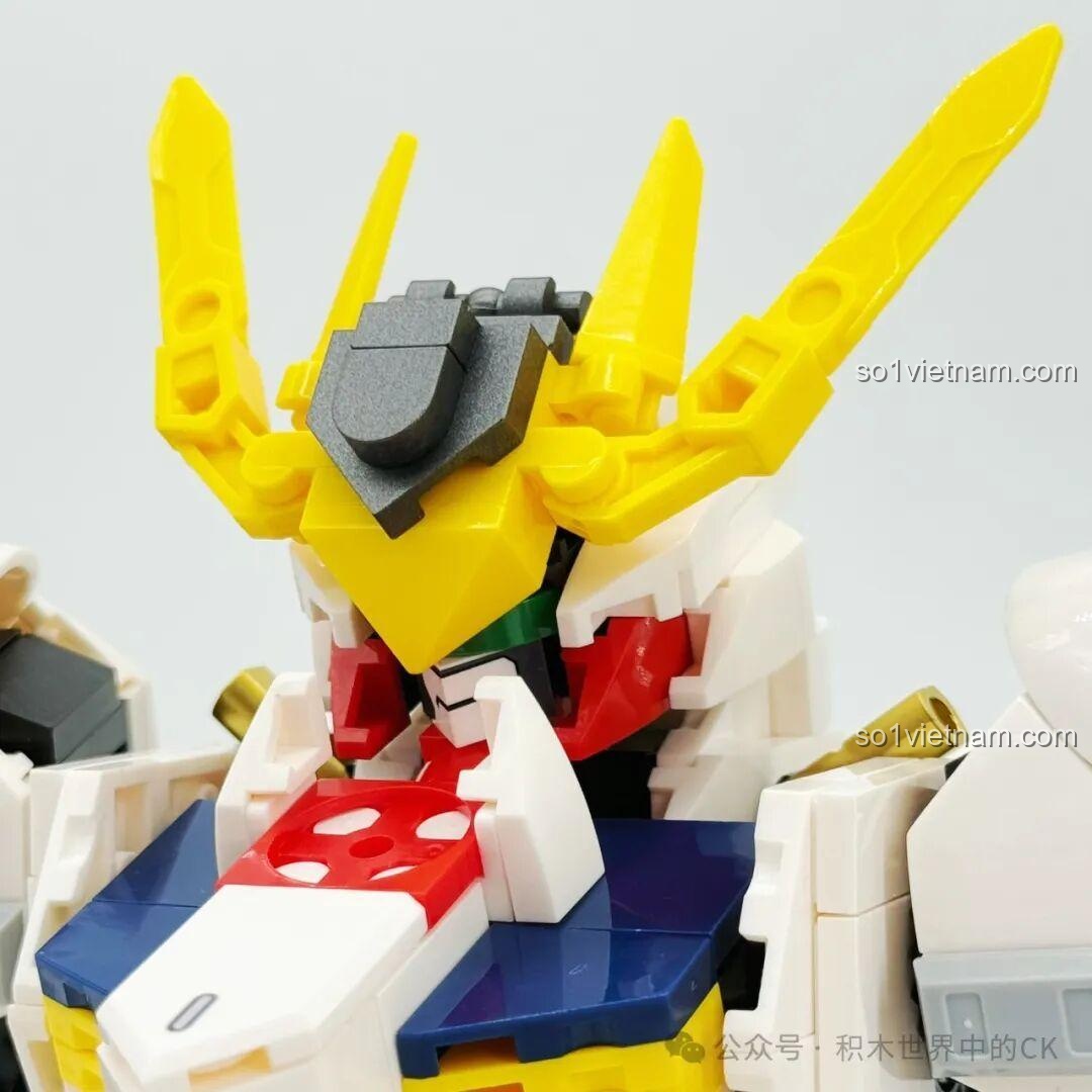 Cận cảnh phần ngực của JIESTAR 58196 Mô hình Gundam Barbatos Lupus Rex, với các chi tiết màu đỏ, xanh và vàng.