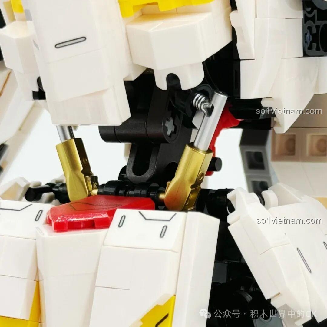 Cận cảnh phần vai của JIESTAR 58196 Mô hình Gundam Barbatos Lupus Rex, với các chi tiết giáp và màu vàng.