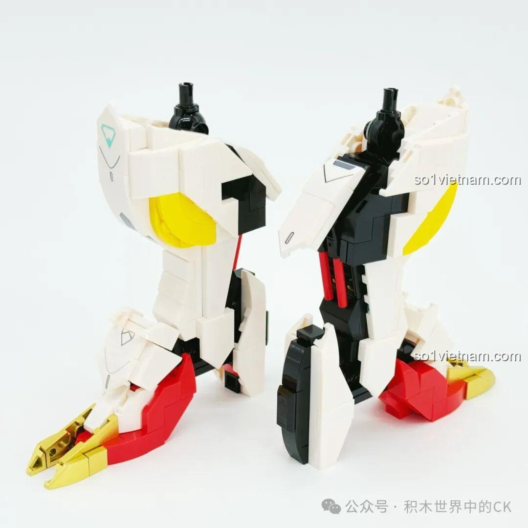 Quá trình lắp ráp phần chân của JIESTAR 58196 Mô hình Gundam Barbatos Lupus Rex với các chi tiết màu đỏ và vàng nổi bật.