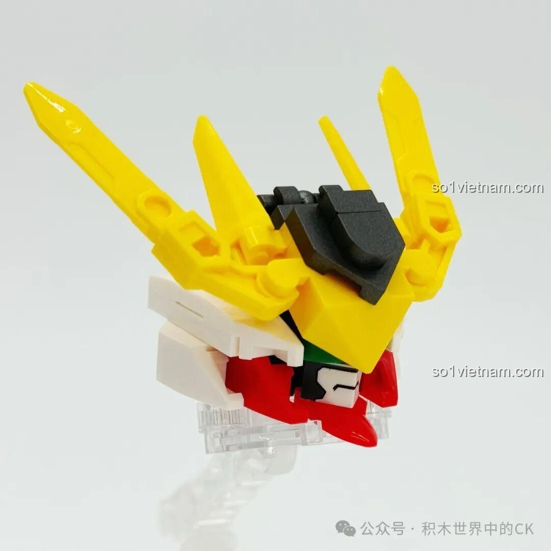 Phần đầu của JIESTAR 58196 Mô hình Gundam Barbatos Lupus Rex đang được lắp ráp, thể hiện chi tiết vương miện vàng.
