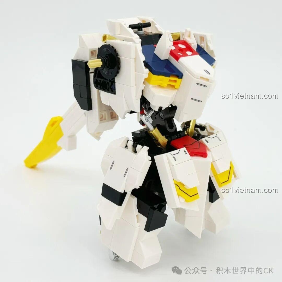 Góc nhìn khác của phần thân đang được lắp ráp của JIESTAR 58196 Mô hình Gundam Barbatos Lupus Rex, cho thấy cấu trúc bên trong.