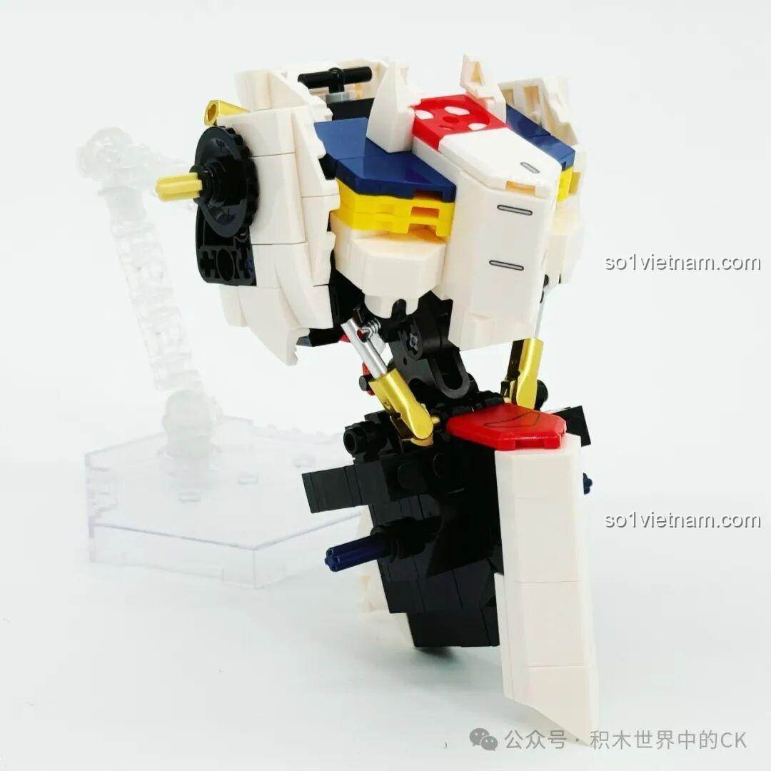 Quá trình lắp ráp phần thân của JIESTAR 58196 Mô hình Gundam Barbatos Lupus Rex, thể hiện các chi tiết phức tạp.