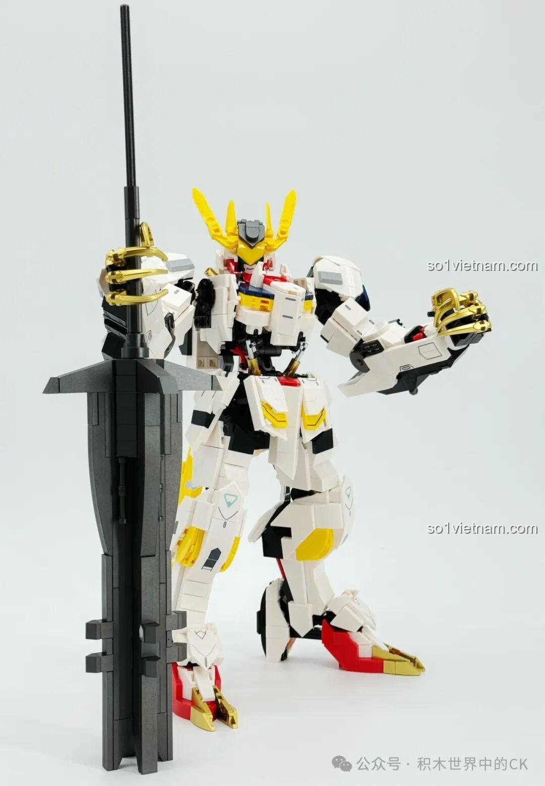 Mô hình JIESTAR 58196 Gundam Barbatos Lupus Rex tạo dáng chiến đấu với đại kiếm và khiên.