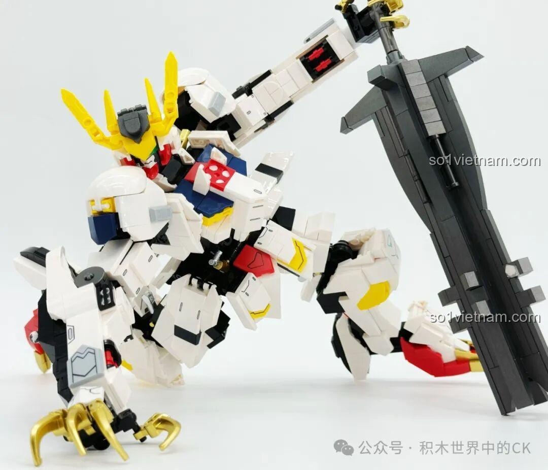 Mô hình JIESTAR 58196 Gundam Barbatos Lupus Rex tạo dáng chiến đấu với đại kiếm và khiên.