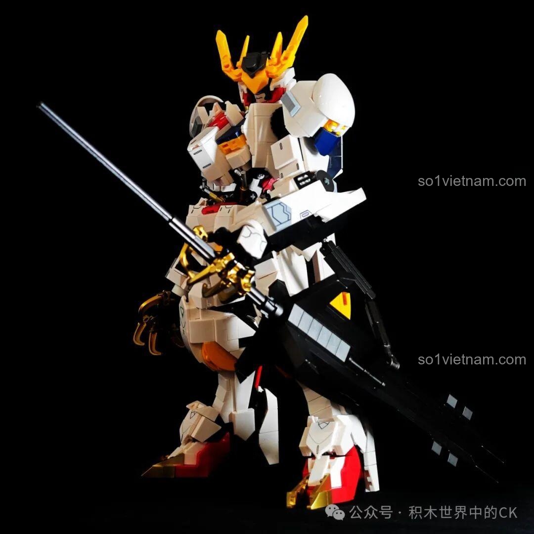 Mô hình JIESTAR 58196 Gundam Barbatos Lupus Rex tạo dáng chiến đấu với đại kiếm và khiên trên nền đen.
