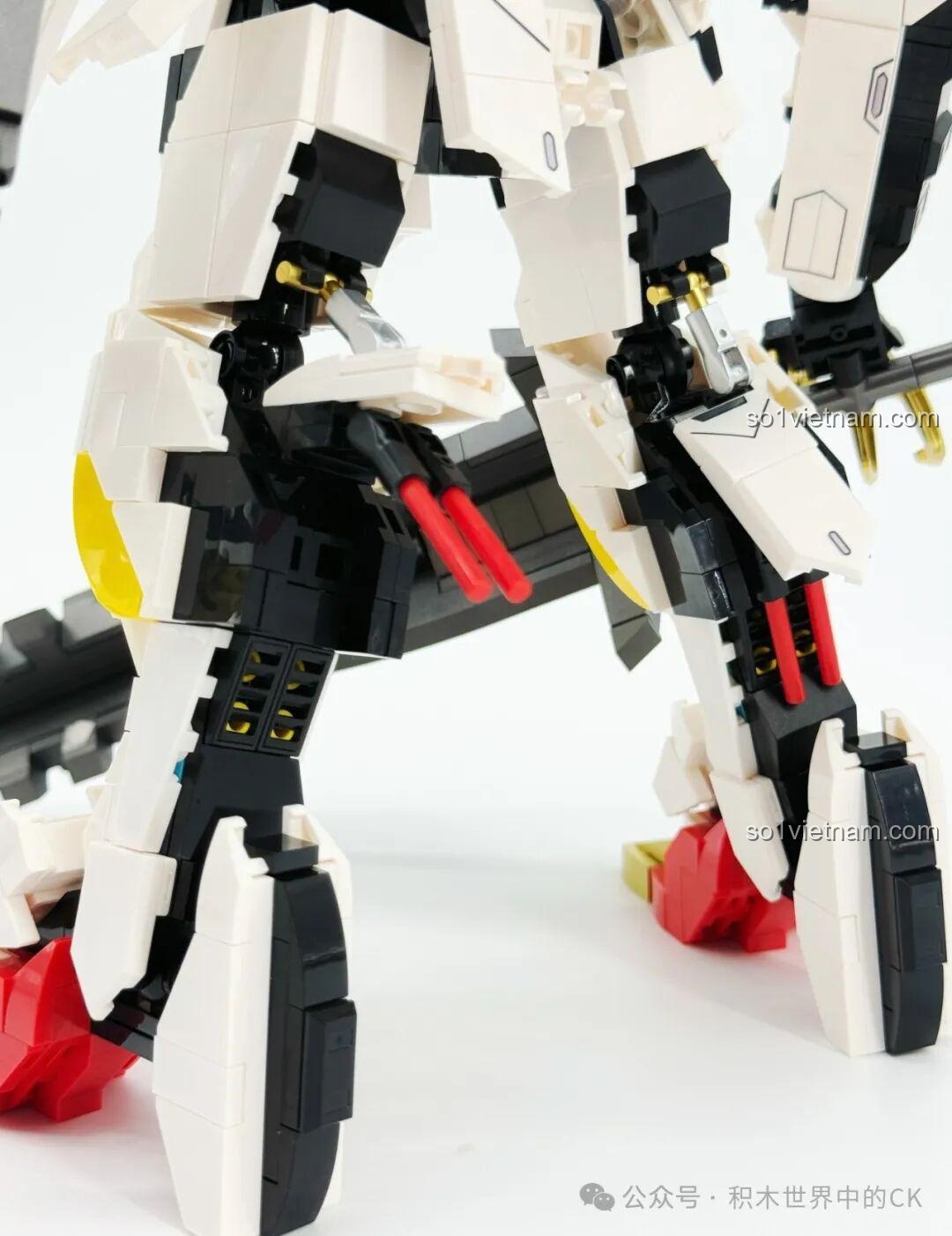 Mô hình JIESTAR 58196 Gundam Barbatos Lupus Rex tạo dáng chiến đấu với đại kiếm và đuôi gai.