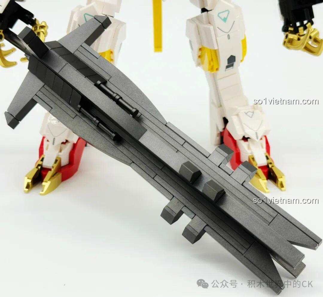 Mô hình JIESTAR 58196 Gundam Barbatos Lupus Rex tạo dáng chiến đấu với móng vuốt và đuôi gai.