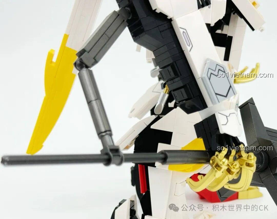 Mô hình JIESTAR 58196 Gundam Barbatos Lupus Rex tạo dáng chiến đấu từ phía sau, với đại kiếm.