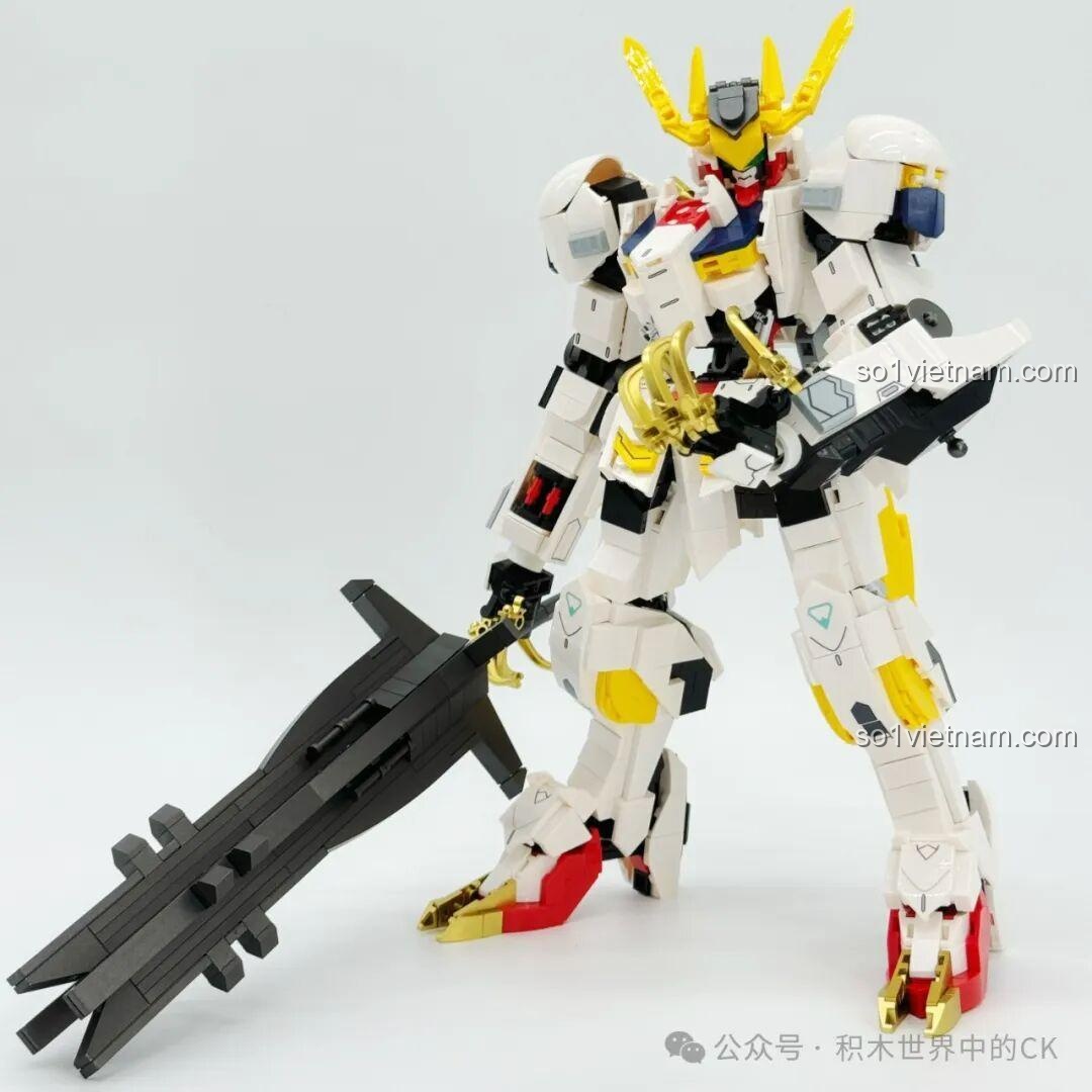 Mô hình JIESTAR 58196 Gundam Barbatos Lupus Rex tạo dáng chiến đấu với đại kiếm và móng vuốt.