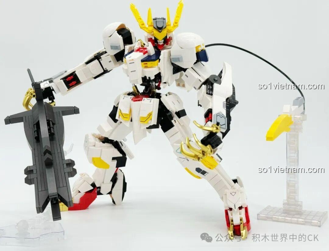Mô hình JIESTAR 58196 Gundam Barbatos Lupus Rex tạo dáng chiến đấu với đại kiếm giơ cao.