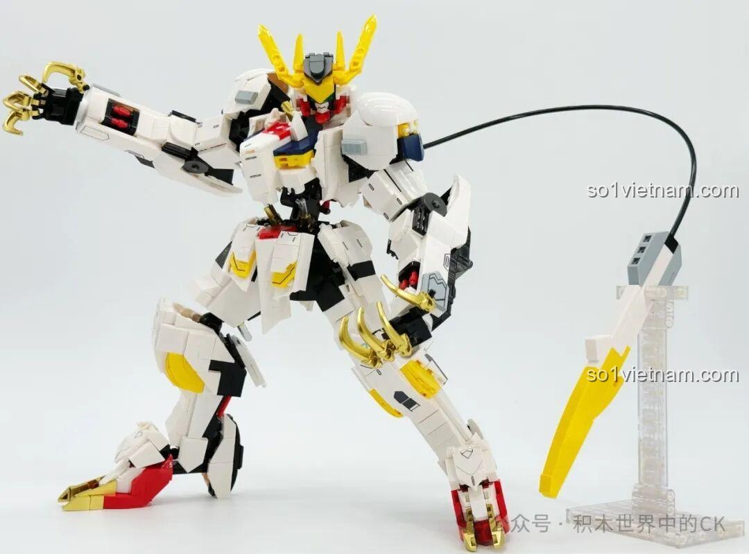Mô hình JIESTAR 58196 Gundam Barbatos Lupus Rex tạo dáng chiến đấu quỳ gối, cầm đại kiếm.