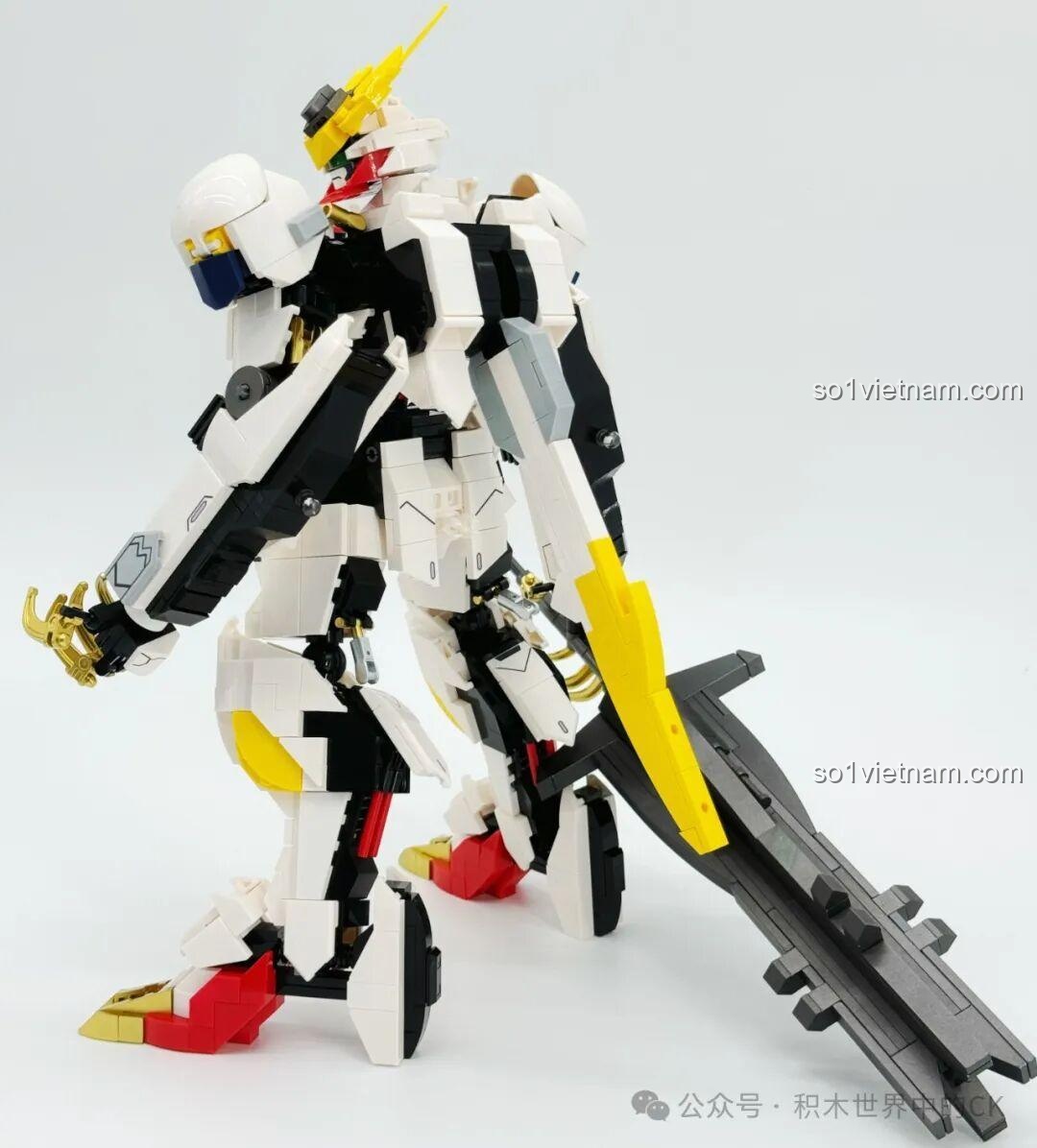 Mô hình JIESTAR 58196 Gundam Barbatos Lupus Rex tạo dáng chiến đấu với đại kiếm và khiên.