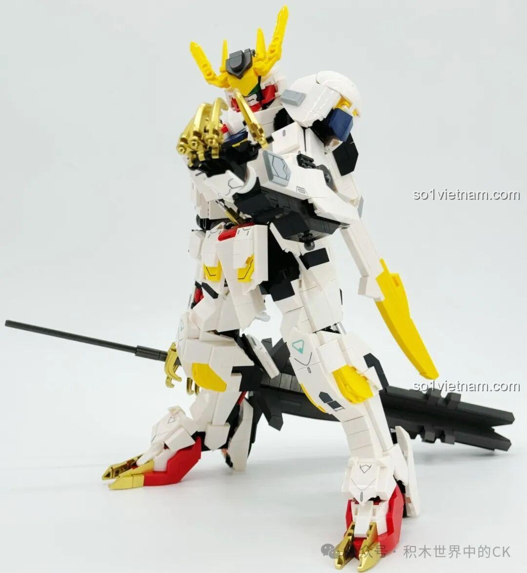 Mô hình JIESTAR 58196 Gundam Barbatos Lupus Rex tạo dáng chiến đấu với đại kiếm và khiên.