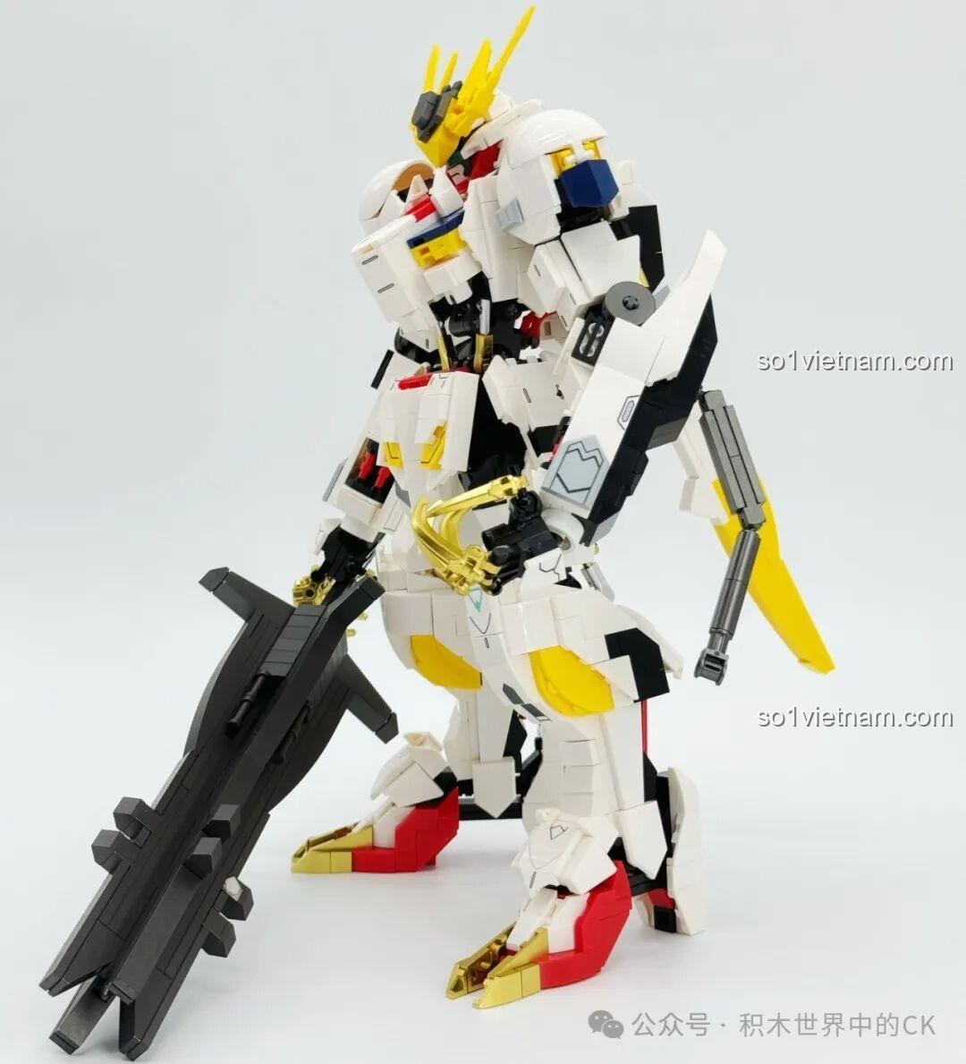Mô hình JIESTAR 58196 Gundam Barbatos Lupus Rex hoàn chỉnh từ góc chéo phải, thể hiện chi tiết giáp và vũ khí.