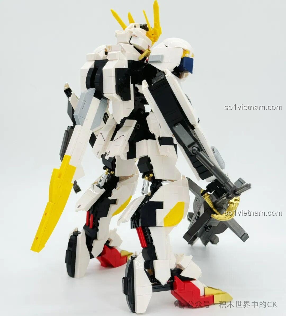 Mô hình JIESTAR 58196 Gundam Barbatos Lupus Rex hoàn chỉnh từ góc chéo trái, với đại kiếm.