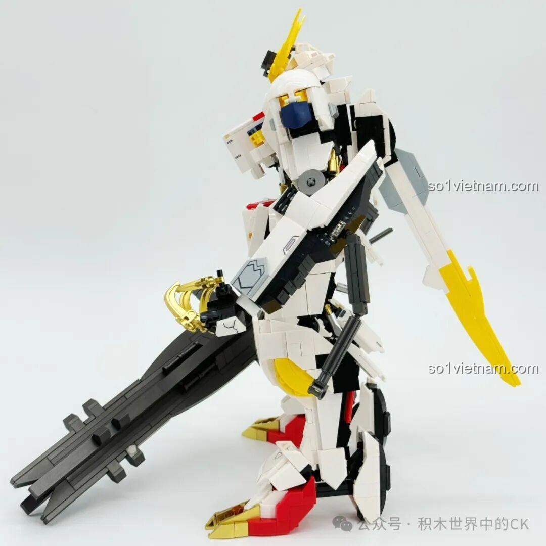 Mô hình JIESTAR 58196 Gundam Barbatos Lupus Rex hoàn chỉnh từ góc nghiêng phải, với đại kiếm lớn.