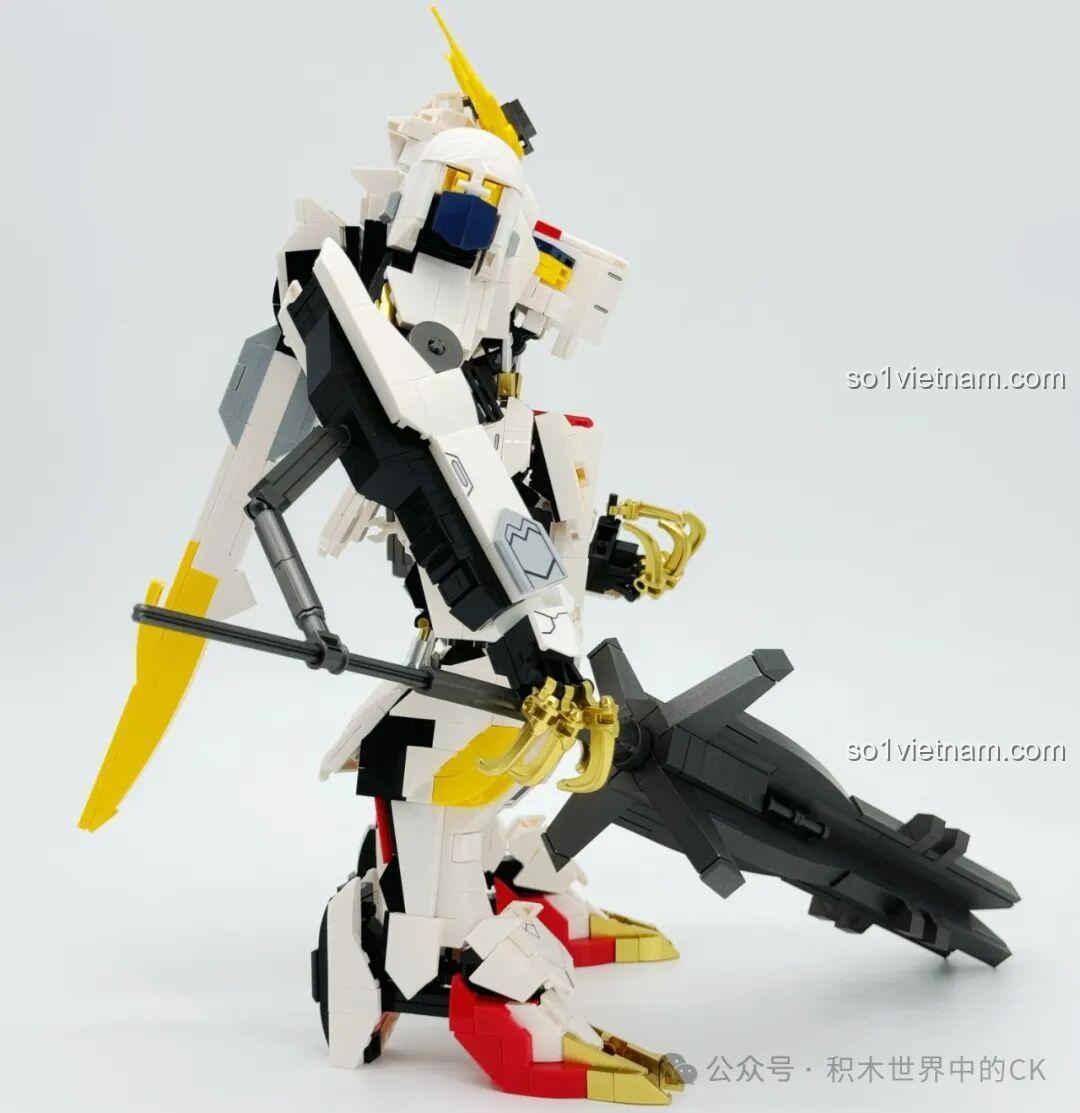 Mô hình JIESTAR 58196 Gundam Barbatos Lupus Rex hoàn chỉnh từ góc nghiêng trái, với đại kiếm.