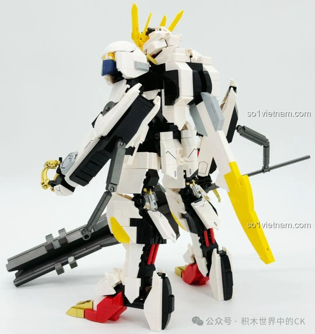 Mô hình JIESTAR 58196 Gundam Barbatos Lupus Rex hoàn chỉnh từ góc sau chéo, với đuôi gai.