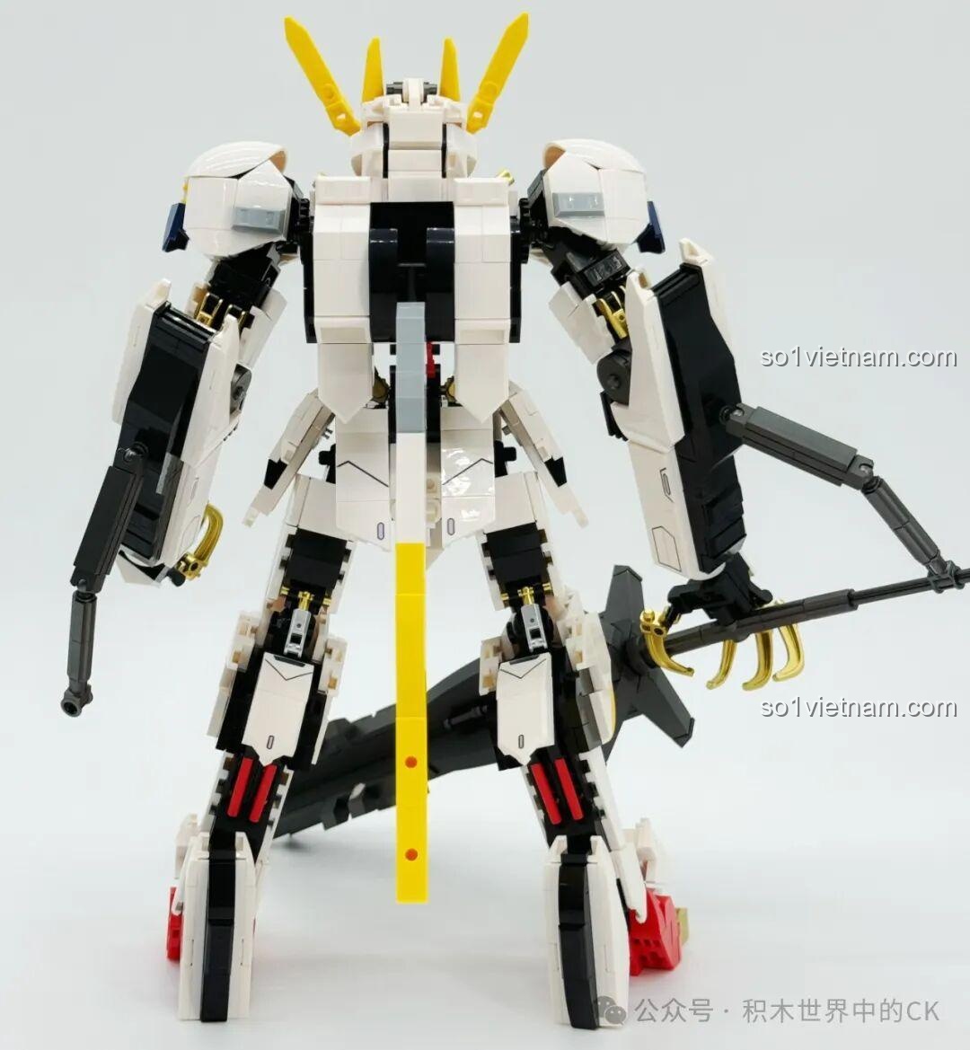 Mô hình JIESTAR 58196 Gundam Barbatos Lupus Rex hoàn chỉnh từ phía sau, với đuôi gai dài.