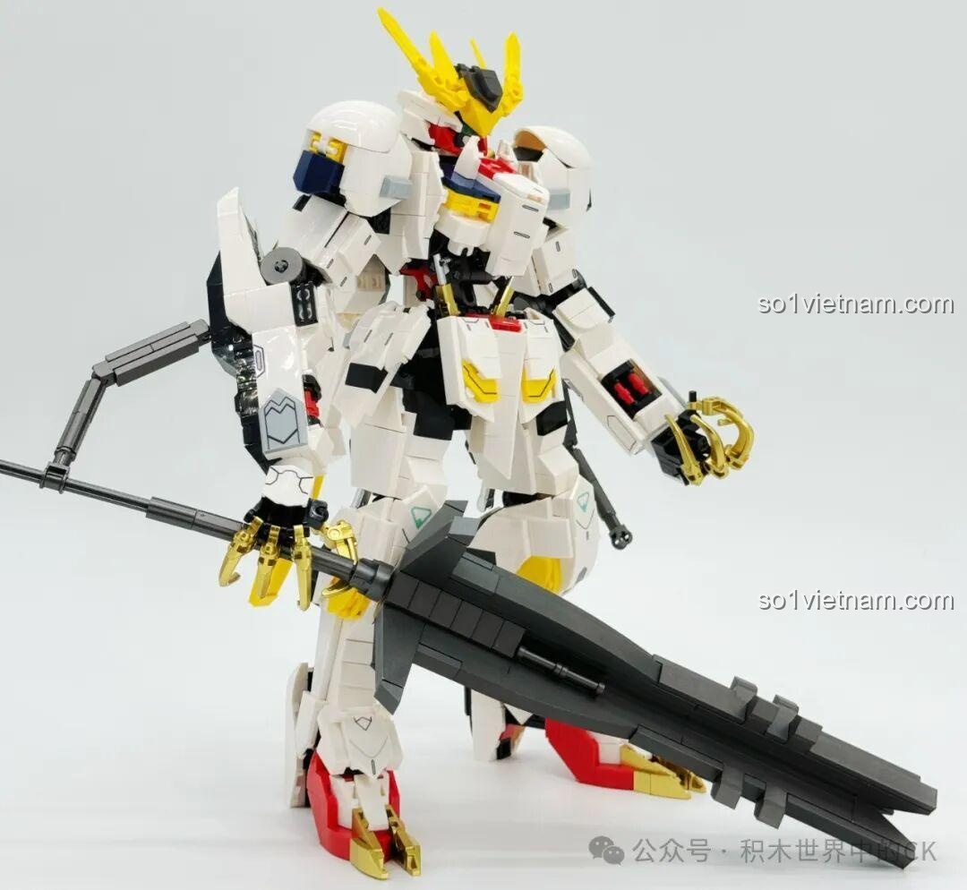 Mô hình JIESTAR 58196 Gundam Barbatos Lupus Rex hoàn chỉnh từ phía trước, với đại kiếm và đuôi gai.