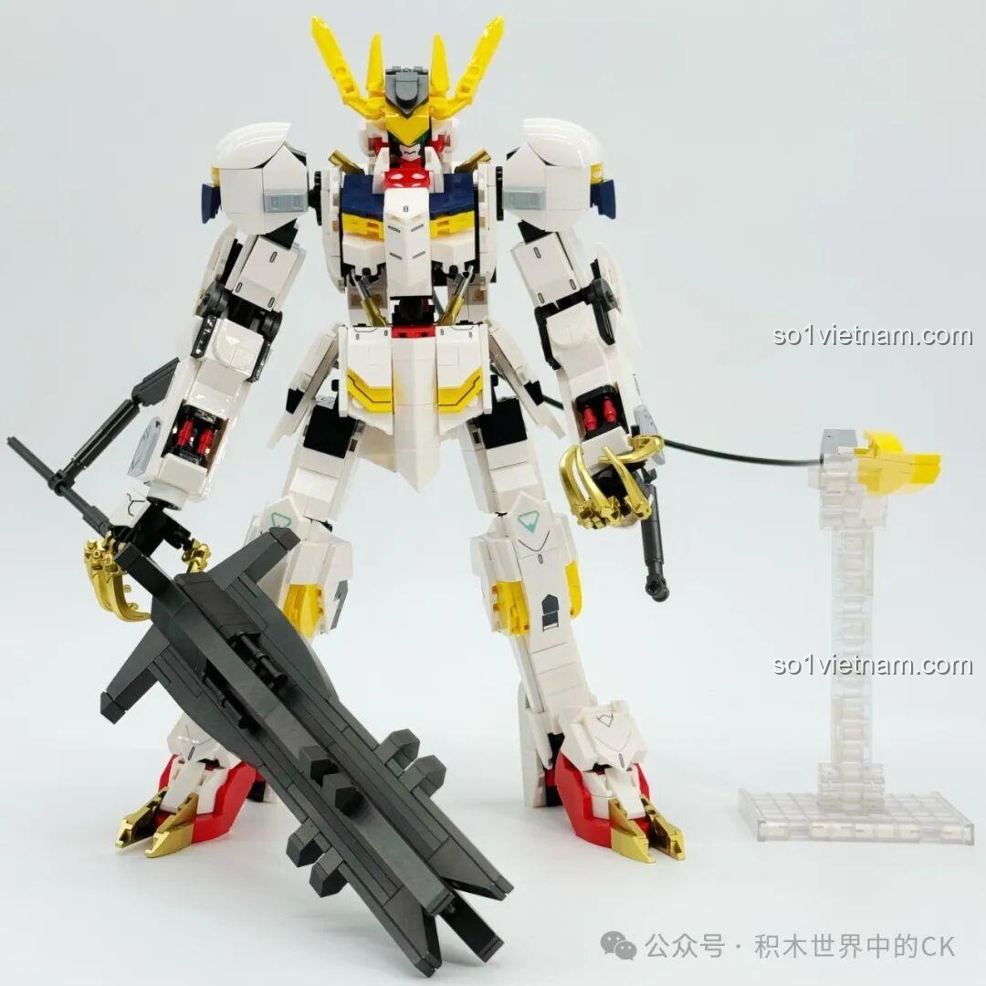 Mô hình JIESTAR 58196 Gundam Barbatos Lupus Rex hoàn chỉnh từ phía trước, cầm đại kiếm uy dũng.
