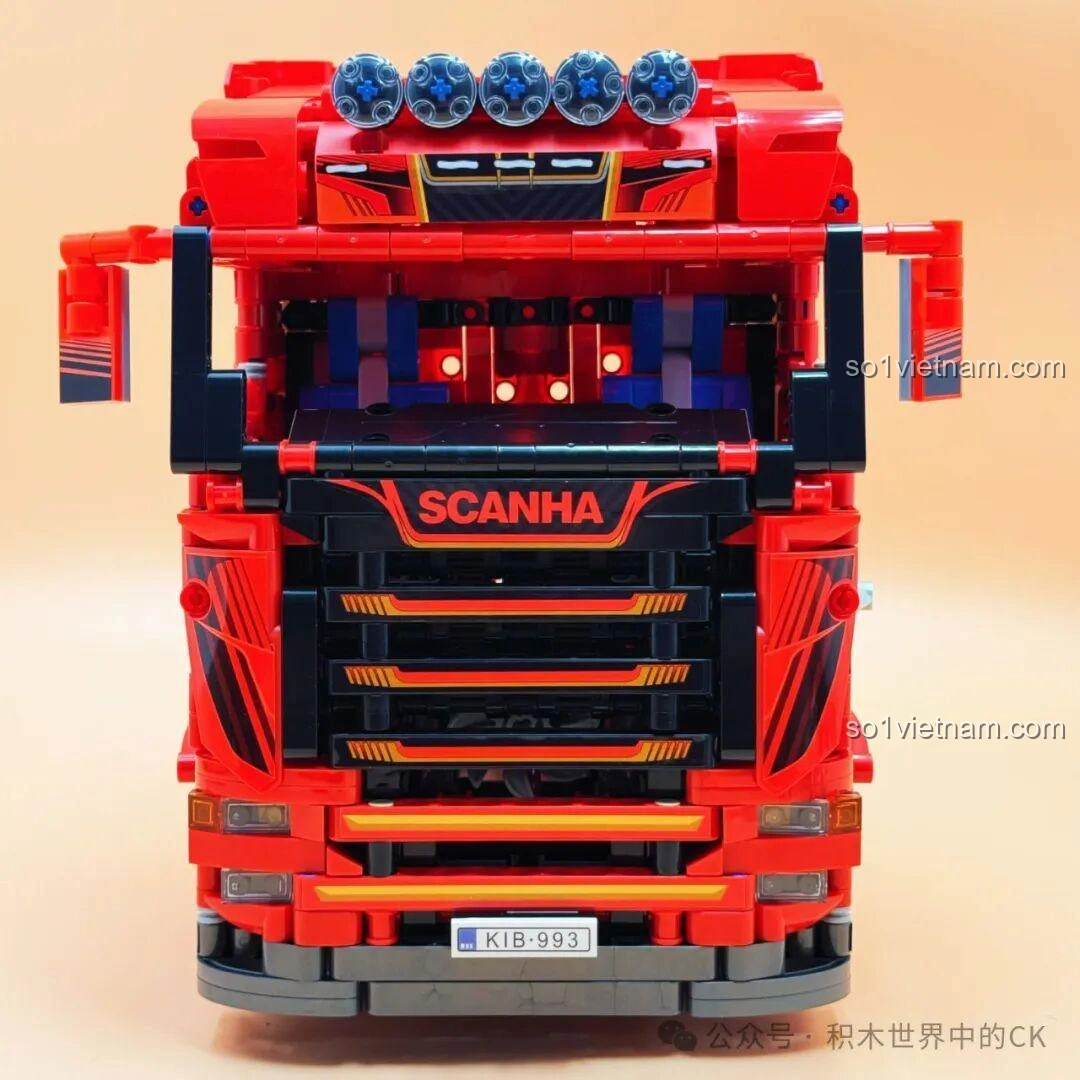 Chi tiết gương chiếu hậu và bậc lên xuống của Jie Star JJ9070 Xe Đầu Kéo Scania, thể hiện sự tỉ mỉ trong thiết kế.
