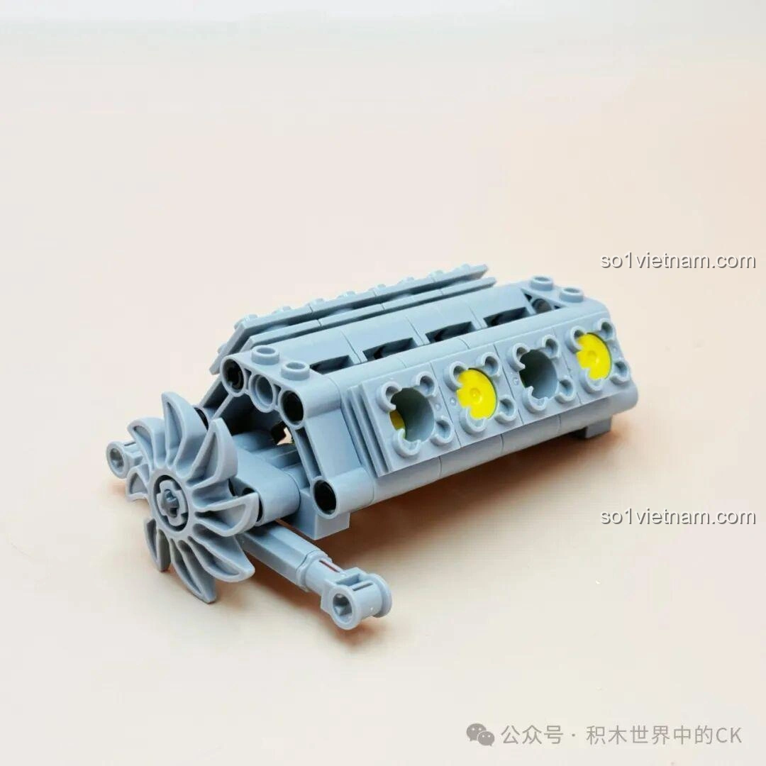 Mô hình động cơ V8 của bộ Jie Star JJ9070 Xe Đầu Kéo Scania, với các chi tiết piston và quạt tản nhiệt.