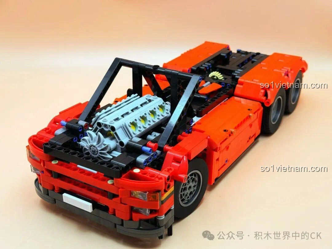 Động cơ V8 được lắp vào khung xe của Jie Star JJ9070 Xe Đầu Kéo Scania, thể hiện sự tích hợp các bộ phận.