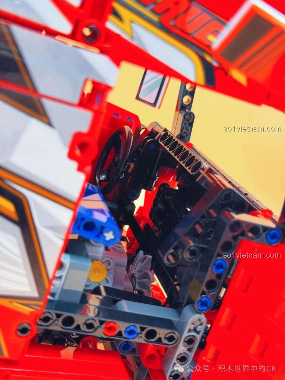 Mui xe của Jie Star JJ9070 Xe Đầu Kéo Scania được lật lên, để lộ động cơ V8 bên trong.