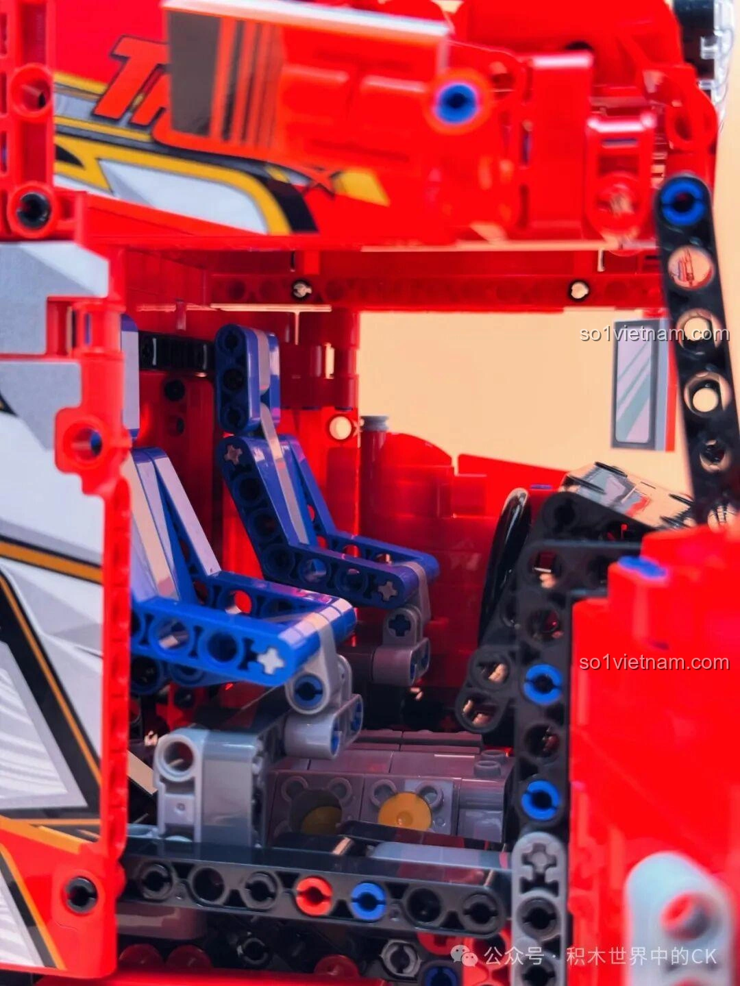 Cận cảnh động cơ V8 khi mui xe Jie Star JJ9070 Xe Đầu Kéo Scania được lật lên, cho thấy các chi tiết máy.